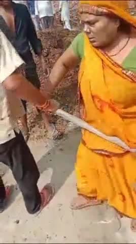 मोहनलालगंज: सिसेंडी गांव में पूर्व प्रधान व महिलाओं के बीच जमीन संबंधी विवाद को लेकर हुई नोंकझोंक व हाथापाई, वीडियो हुआ वायरल
