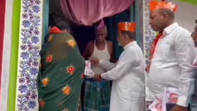 पालीगंज: पालीगंज नगर बाजार में भाजपा के द्वारा 9 साल बेमिसाल पर डोर टू डोर ग्रामीणों से मुलाकात करते पूर्व मंत्री  रामकृपाल यादव