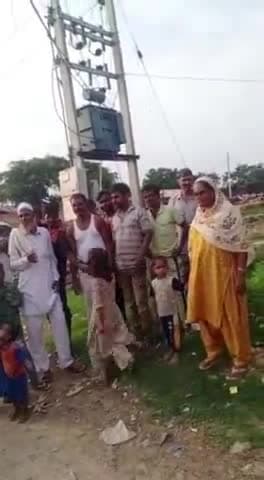 बदायूं: इस्माईलपुर गांव में बिजली ना आने से ग्रामीण परेशान। विद्युत विभाग में शिकायत करने के बाद भी नहीं सही हुआ ट्रांसफार्मर।