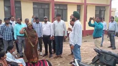 बलरामपुर समाचार कृषि विभाग उपनिदेशक कार्यालय में एक बार फिर कर्मचारियों का जोरदार धरना प्रदर्शन मामला गोदाम प्रभारी हरैया सतघरवासुनील कुमार के निलंबन आदेश क था बताते चलें कि सुनील कुमार के ऊपर गमन का आरोप सहित कई बिंदुओं के आरोप लगाए गए लेक