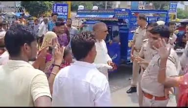 अलवर: जाट कॉलोनी में मोबाइल टावर लगाए जाने के विरोध में स्थानीय लोगों ने नमन होटल के समीप 200 फुट रोड पर लगाया जाम