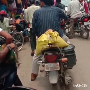 मड़ियाहू: रामपुर बाजार में आधे घंटे से लगा है लंबा जाम आवागमन हुआ है बाधित लोगों को आने-जाने में हो रही है परेशानी