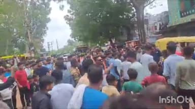 गुना नगर: गुना मे लोगो ने पूरी तरह से हत्या के आरोपियो के मकानो पर बुलडोजर चलाने की मांग को लेकर कैंट थाने के सामने किया चक्का जाम