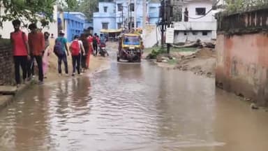 आरा: आरा हॉस्पिटल रोड सहित विभिन्न सड़कों की जर्जर स्थिति सड़कों पर जलजमाव से लोगों को हो रही परेशानी