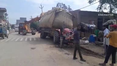 जगाधरी: बिलासपुर काली माता मंदिर मोहल्ला पानी की टंकी के पास सीवरेज खुदाई के नाले में फंसा ट्रैक्टर ट्रॉली, बड़ा हादसा टला