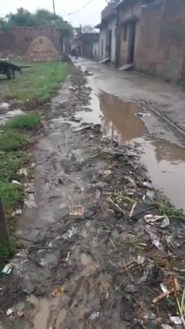 Manpur kulchaura me Ghoore se Ghira Hua Khiranja Logon Ko nikalne mein ho rahi pareshaniya@