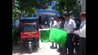 बेगूसराय: सदर अस्पताल से जनसंख्या नियंत्रण को लेकर जागरूकता रथ को सिविल सर्जन डॉ. प्रमोद कुमार सिंह ने हरी झंडी दिखाकर किया रवाना