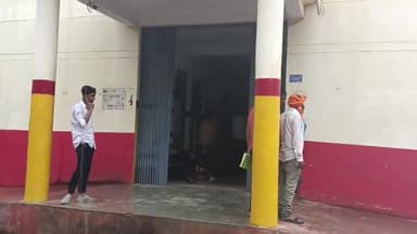 मऊरानीपुर: टपरियन में खेत पर काम कर रहा व्यक्ति आकाशीय बिजली की चपेट में आकर गंभीर रूप से झुलसा, मेडिकल कॉलेज झांसी किया गया रेफर