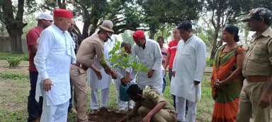 बलरामपुर जनपद में स्थित सोहेलवा वन्यजीव प्रभाग के भाभर रेंज में सपा विधायक डाक्टर शिव प्रताप यादव, रेंजर कोटेश त्यागी ने