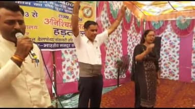 जगाधरी: क्लार्क एसोसिएशन वेलफेयर सोसाइटी अपनी मांगों को लेकर दूसरे दिन भी हड़ताल कर मंडी गेट पर बैठे धरने पर