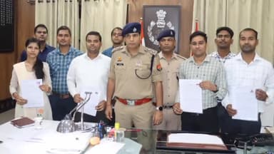 इटावा: यूपी पुलिस भर्ती एवं प्रोन्नति बोर्ड द्वारा जनपद में चयनित SI व ASI के 8 अभ्यर्थियों को Ssp ने सौपे नियुक्ति पत्र