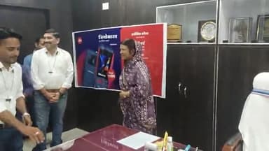 जिओ फीचर फोन की लॉन्चिंग पर उपहार में  सफाई कर्मी को दिया फिचर फोन महापौर सहित जीयो कंपनी के अधिकारी रहे मौजुद