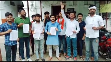 प्रयागराज: कांग्रेस के कार्यकर्ताओं ने सिविल सेवा प्रारंभिक परीक्षा 2023 की खामियों को लेकर डीएम प्रयागराज को सौंपा ज्ञापन