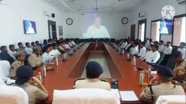 प्रयागराज: संगम सभागार में सम्भावित बाढ़ एवं अतिवृष्टि के दृष्टिगत जिलाधिकारी ने की समीक्षा बैठक