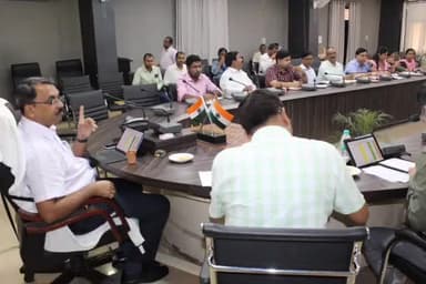 आज़मगढ़: कलेक्ट्रेट सभागार में डीएम ने की विभिन्न विभागों की समीक्षा, दिए आवश्यक निर्देश