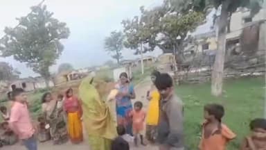 कटकमदाग: ढेंगुरा बिरहोर टंडा में मुखिया ने बिरहोर परिवारों के बीच प्लास्टिक का तिरपाल किया वितरण