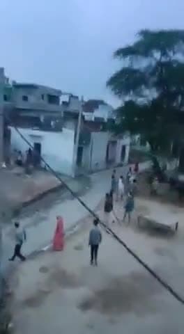 जलेसर: जमीनी विवाद को लेकर पौण्डरी गांव में दो पक्षों में हुआ पथराव, 8 लोग हुए घायल
