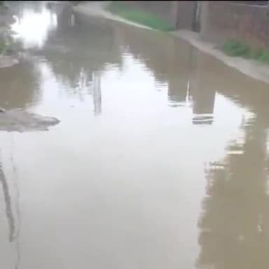 धनौरा: मंडी धनौरा के गांव आजमपुर में जल भराव होने से बाढ़ जैसे हालात, लोगों ने एसडीएम से की शिकायत