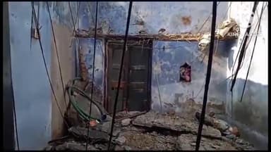 पतरातू: भुरकुंडा के ग्लास फैक्ट्री क्षेत्र में एक घर का छत गिर गया