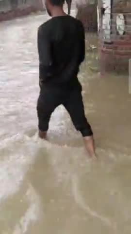 गाज़ियाबाद: खोड़ा स्थित सरकारी स्कूल में बारिश के चलते हुआ जलभराव, बारिश के पानी में बच्चे नहाते आये नजर