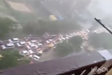 गाज़ियाबाद: राजनगर एक्सटेंशन रोड पर बारिश के चलते लगा 2 किमी लंबा जाम लग