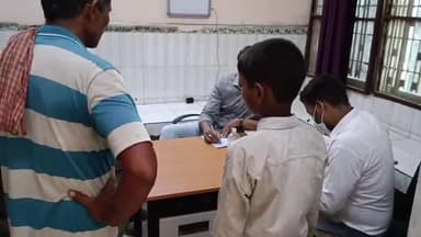 गोपालगंज: कोन्हवा गांव में स्कूल जा रहे किशोर को लोगों ने जमकर पीटा, इलाज के लिए सदर अस्पताल में कराया गया भर्ती