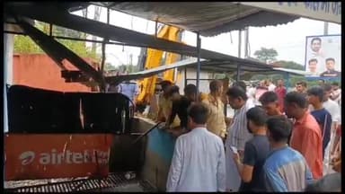 रामपुर: जलभराव के बाद नगर पालिका अध्यक्ष पति मामून शाह ने डिग्री कॉलेज मोहल्ले में JCB से कराई साफ-सफाई