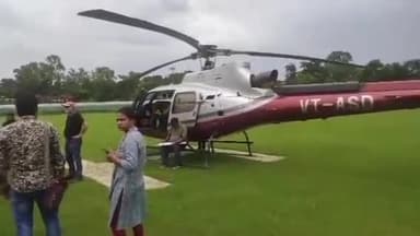 हरिद्वार: देवपुरा चौक स्थित स्टेडियम में हेलीकॉप्टर से कावड़ियों पर पुष्प वर्षा करने के लिए SSP एवं जिला अधिकारी ने भरी उड़ान