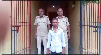 मधवापुर: साहरघाट थाना पुलिस ने रामनगर गांव के पास से चोरी की बाइक के साथ एक युवक को किया गिरफ्तार