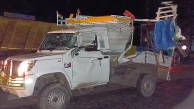 रायसेन: शाइनिंग स्कूल रायसेन के सामने बोलेरो पिकअप वाहन ने डंपर को पीछे से मारी टक्कर, 3 लोगों को आई चोटें