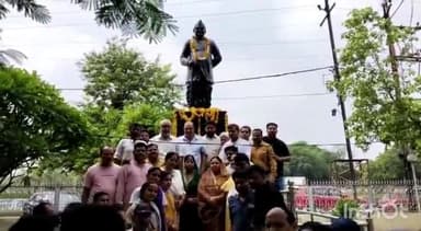 ग्वालियर गिर्द: फूलबाग में 'बाबू जगजीवन राम की पुण्यतिथि' पर उनकी प्रतिमा स्थल पर पहुंची महापौर शोभा सिकरवार एवं अन्य कांग्रेसी नेता