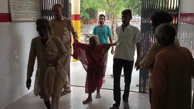 मऊरानीपुर: हरपुरा बुजुर्ग दंपत्ति के साथ परिवार के लोगों ने की जमकर मारपीट, पुलिस के द्वारा दोनों घायलों को लाया गया अस्पताल।