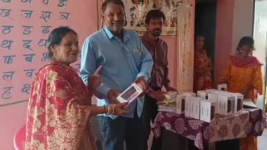 रायसेन: दीवानगंज सेक्टर की आंगनवाड़ी कार्यकर्ताओं को राता तलाई केंद्र पर महिला एवं बाल विकास विभाग ने स्मार्ट फोन किए वितरित