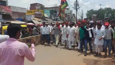 मुगलसराय: 20 किलोमीटर लम्बी पैदल यात्रा कर समर्थकों के साथ पूर्व विधायक मनोज सिंह डबलू पहुंचे मुगलसराय स्थित PWD कार्यालय