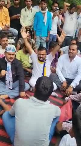 पिछले 3 दिन से ग्वा फूलबाग पर अपनी मांगों को लेकर आंदोलन कर रहे सफाई कर्मचारियों के बीच पार्टी के साथियों के साथ पहुंच कर आम आदमी पार्टी के प्रदेश महा सचिव रोहित गुप्ता और भूपेंद्र सिंह कराना प्रदेश अध्यक्ष (ओबीसी विंग) ने किया समर्थन,,,