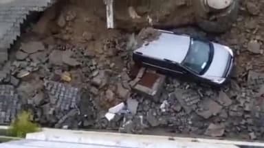 हरिद्वार: भारी बरसात के चलते जर्स कंट्री में सड़क धंसने से जमीन में समाई एक कार, नहीं हुई कोई जनहानि