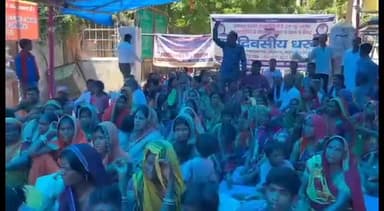 बेगूसराय: हड़ताली चौक पर भगत सिंह यूथ फाउंडेशन के बैनर तले कार्यकर्ताओं ने दाखिल खारिज को लेकर साहेबपुरकमाल CO के खिलाफ दिया धरना