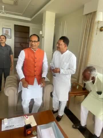 त्योंथर: सीएम शिवराज सिंह चौहान जी के बुलावे पर सीएम हाउस पहुंचे वरिष्ठ भाजपा नेता देवेंद्र सिंह, की मुलाकात