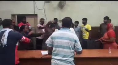 मेड़ता: नगर पालिका परिसर में आयोजित साधारण सभा की बैठक में जमकर हुआ हंगामा, पार्षदों के बीच जमकर चले लात-घूंसे