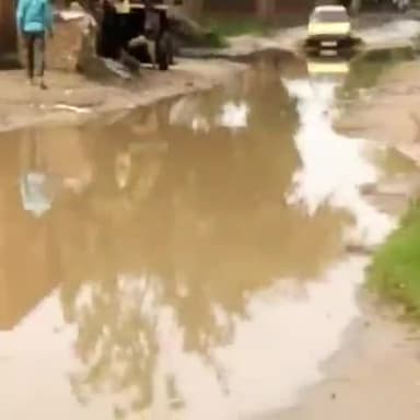 धनौरा: गांव आजमपुर में बाढ़ जैसे हालात, परेशान लोगों ने एसडीएम को दी सूचना