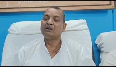 बेगूसराय: जिला परिषद अध्यक्ष सुरेंद्र पासवान ने कार्यालय में कहा पदाधिकारी द्वारा जनप्रतिनिधियों के अधिकार का हनन किया जा रहा है