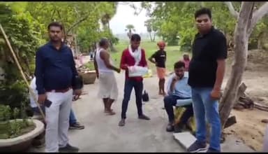 करपी: दक्षिण विहार ग्रामीण बैंक किंजर ने गनेयारी एवं परियारी गांव में वकायेदार वारंटीयों के घरों पर चिपकाया पोस्टर