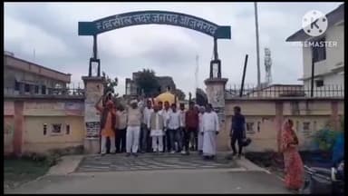 आज़मगढ़: सदर तहसील में पुसड़ा आइमा के ग्रामीणों ने गांव में चकबंदी की प्रक्रिया को सही तरीके से करा भूमि दिलाने की SDM से की मांग