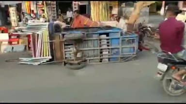 धनौरा: गजरौला सरकारी अस्पताल के सामने सड़क में गड्ढा होने के कारण ई रिक्शा पलटी टला बड़ा हादसा