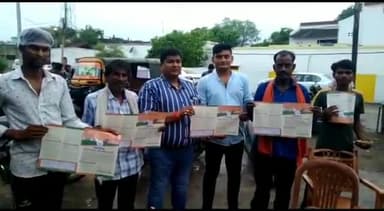 सरई: भाजपा के नेता पत्रक माध्यम से सरकार की योजनाओं को पहुंचा रहे हैं घर घर