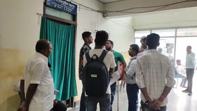 दरभंगा: बीपीएससी परीक्षा में दरभंगा से विकलांगता सर्टिफिकेट लेने के लिए लगी भीड़ डीएमसीएचऑर्थो विभाग में