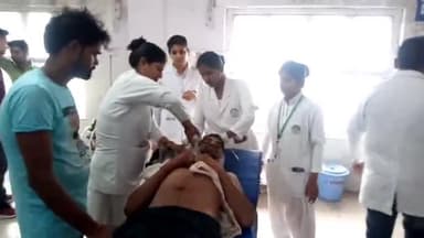 इटावा: उसराहार के कुदरेल गांव लेकर ऑटो चालक ने अपने दोस्त पर चाकुओं से हमला कर किया मरणासन्न, सैफ़ई रेफर