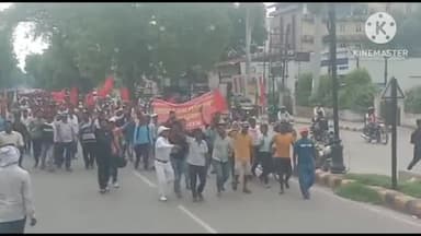 प्रयागराज: नगर निगम के पास इलाहाबाद नगर निगम सफाई मजदूर यूनियन के लोगों ने रैली निकालकर किया प्रदर्शन