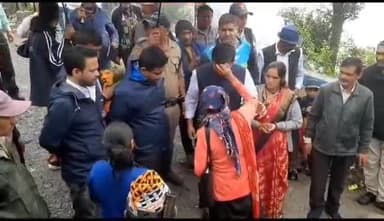 देवाल: जिला अधिकारी हिमांशु खुराना ने शुक्रवार को देवाल प्रखंड के सुदूरवर्ती गांव घेस में सुनी जन समस्याएं