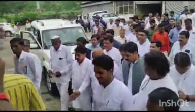 पीथमपुर: औद्योगिक नगर पीथमपुर के दौरे पर रहें कांग्रेस विधायक बाला बच्चन, पूजा कर 2 एम्बुलेंस नगर को सौंपी